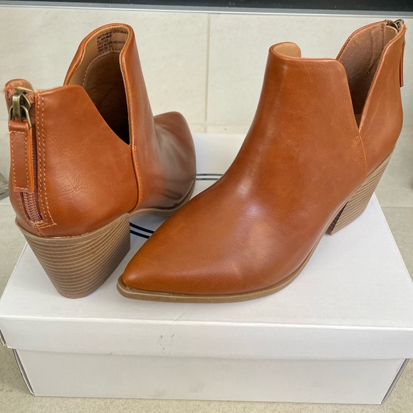 Scoop Heeled Booties in Cognac Color Size 7.5 - NEW WITH BOX - Picture 5 of 10